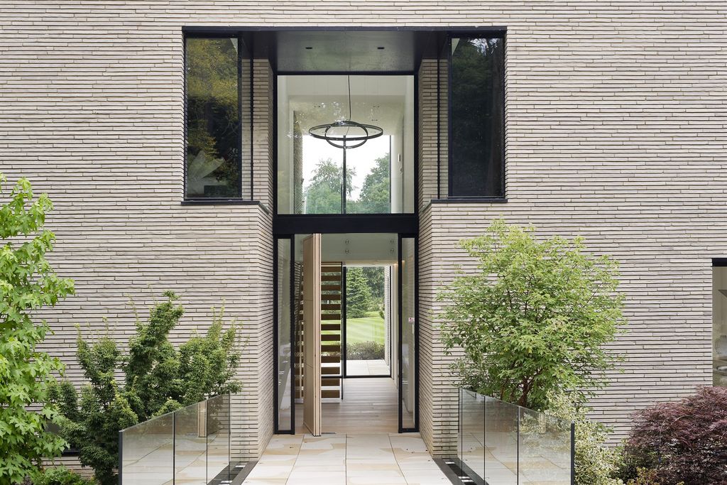 Property photo 3 of 30 Entrance