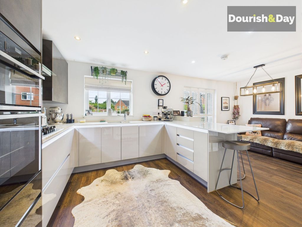 Property photo 3 of 25 Dining Kitchen