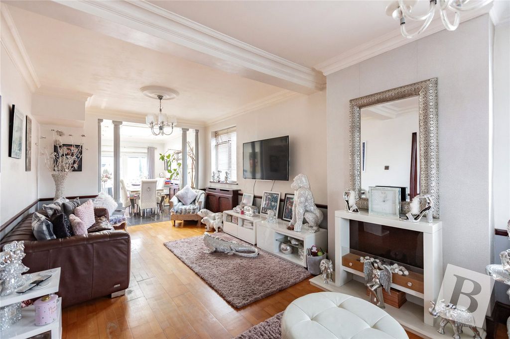 Property photo 3 of 18 Living Room