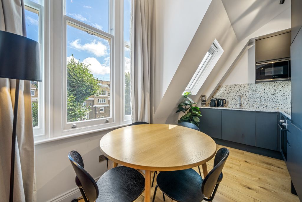 Property photo 2 of 8 10, 25 Coleherne Road, Sw10, Martin &amp; Co, Web (3)