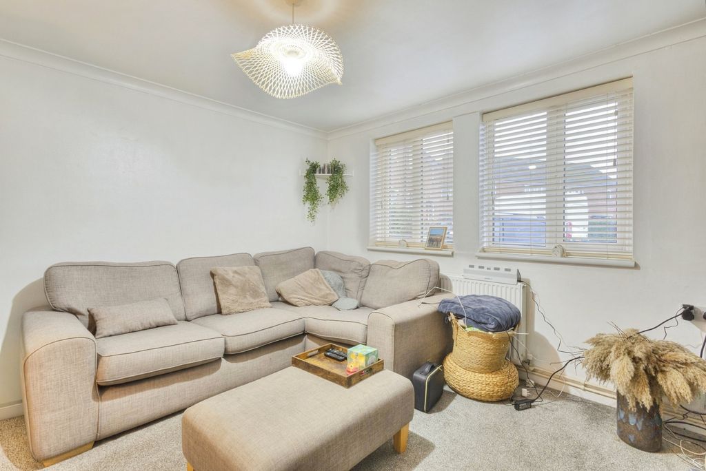 Property photo 3 of 16 Lounge