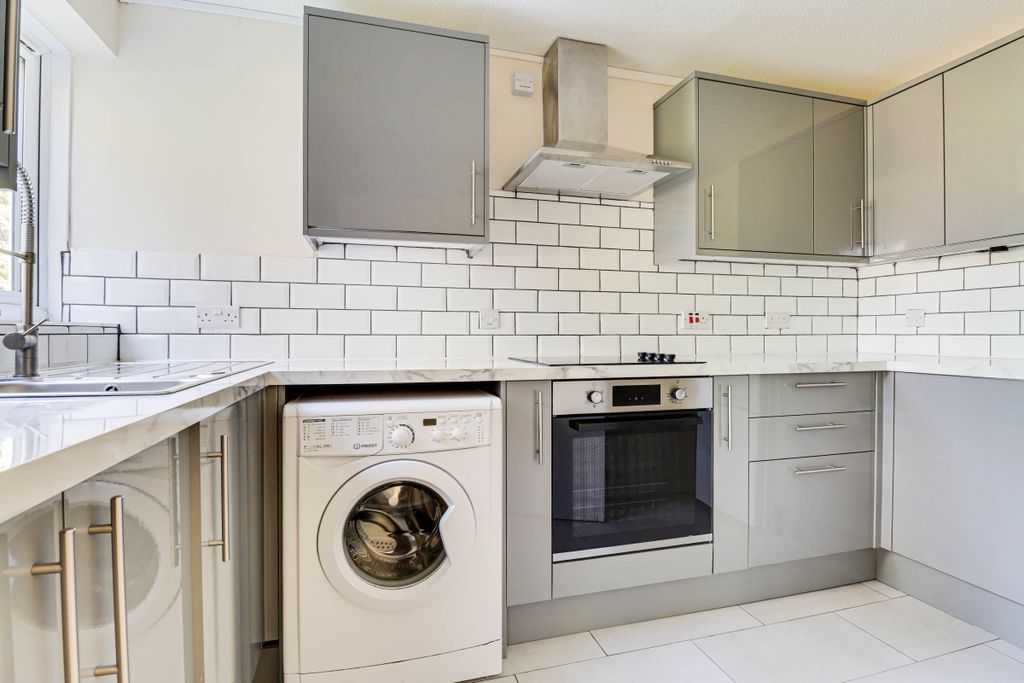 Property photo 2 of 10 Kitchen