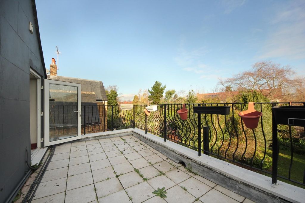 Property photo 2 of 12 Gv- F5 - 17 Rosemont Rd (16).Jpg