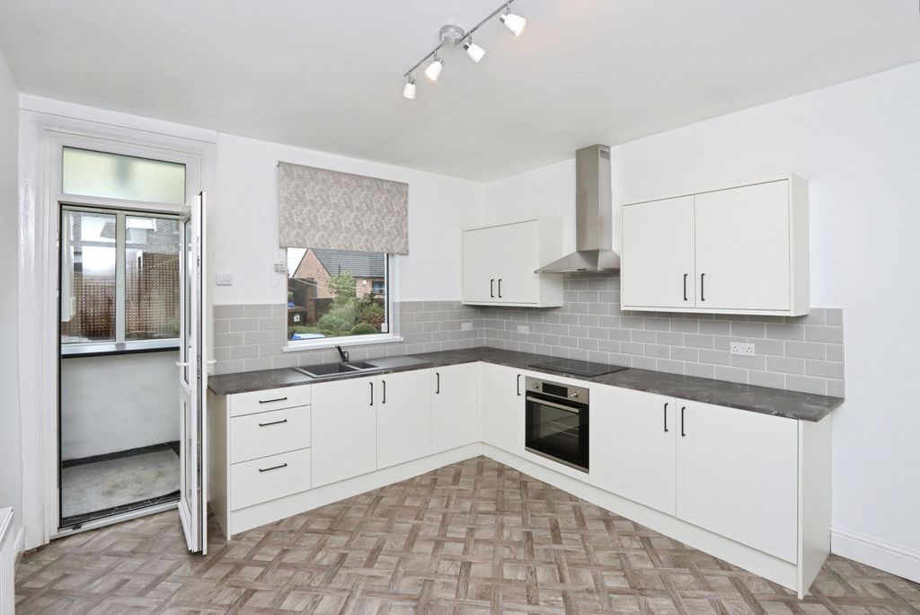 Property photo 3 of 19 Kitchen