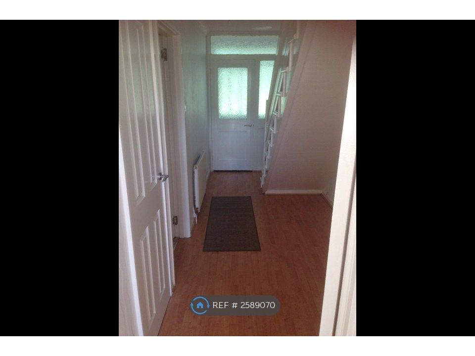 Property photo 3 of 9 Hallway