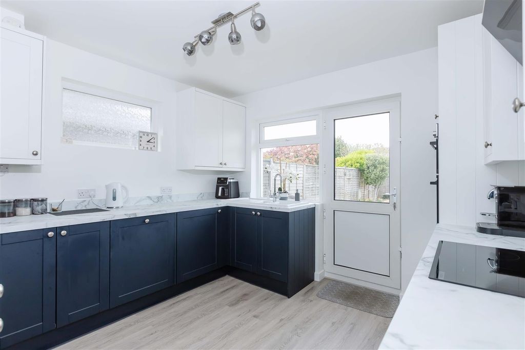 Property photo 3 of 16 Goring Way.Jpg