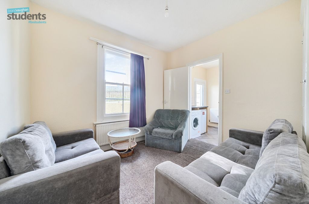 Property photo 2 of 11 F9967772-E422-47A...