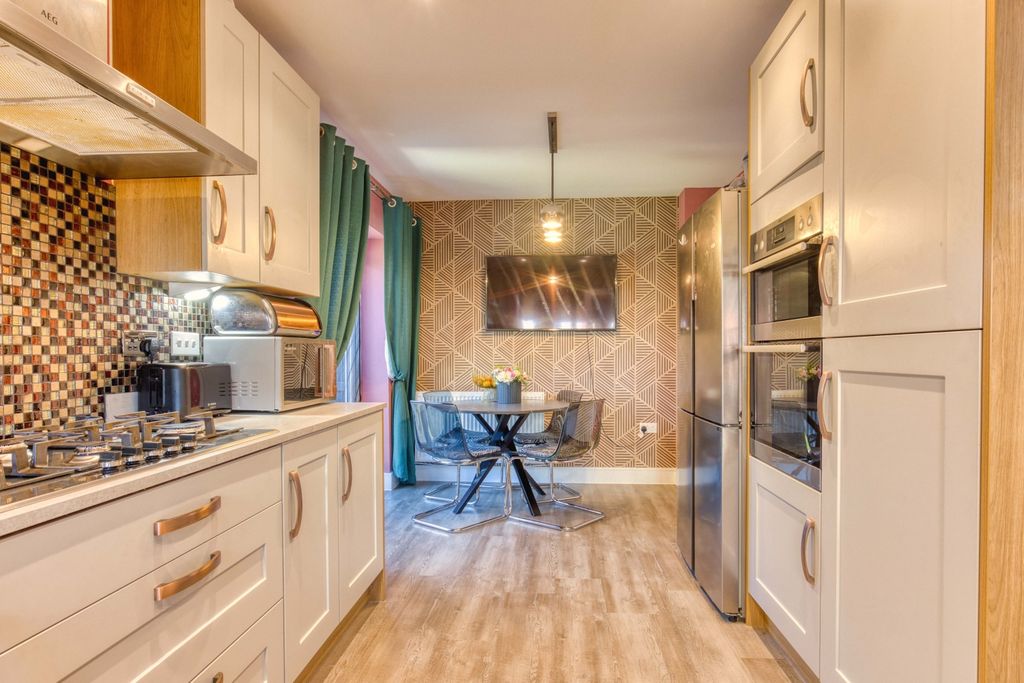 Property photo 3 of 22 Ewemove Taunton - Jeffords Close (16)