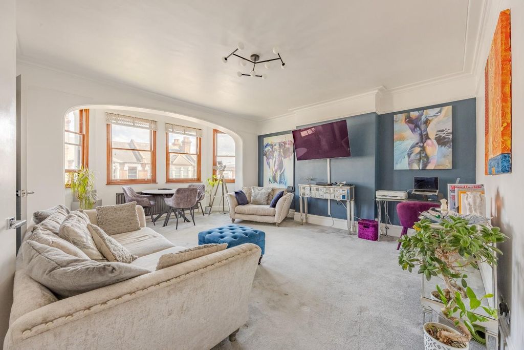 Property photo 3 of 20 Lounge