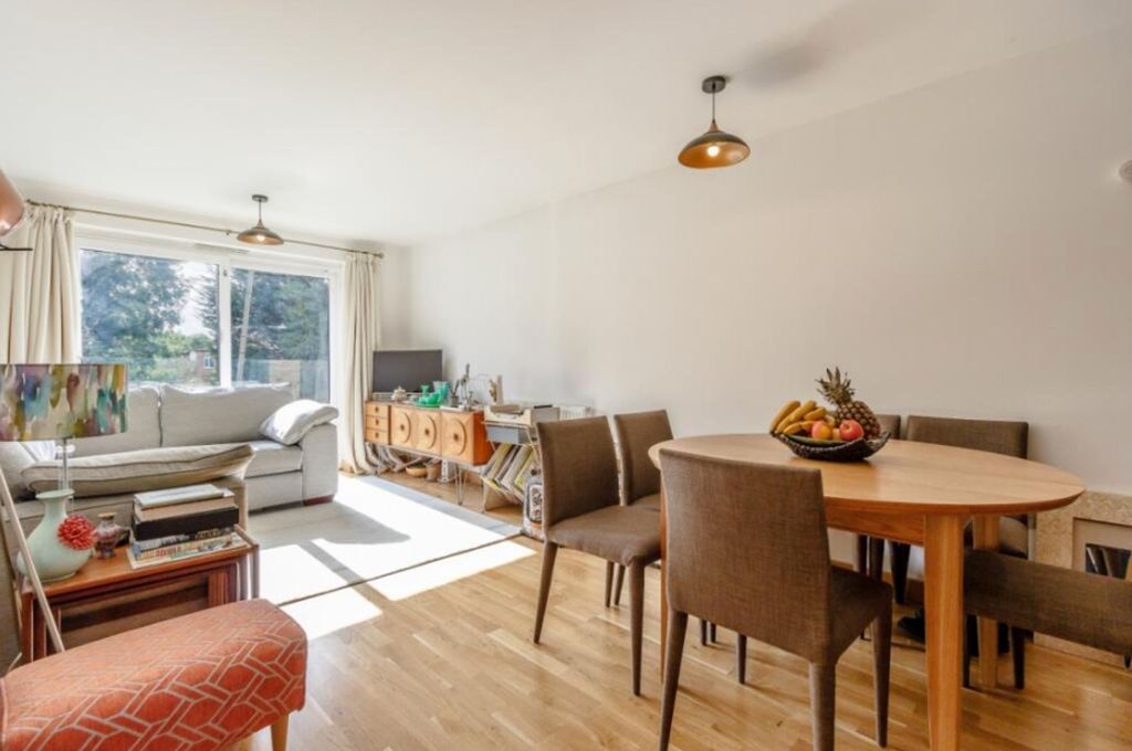 Property photo 1 of 11 Lounge/Dining Area