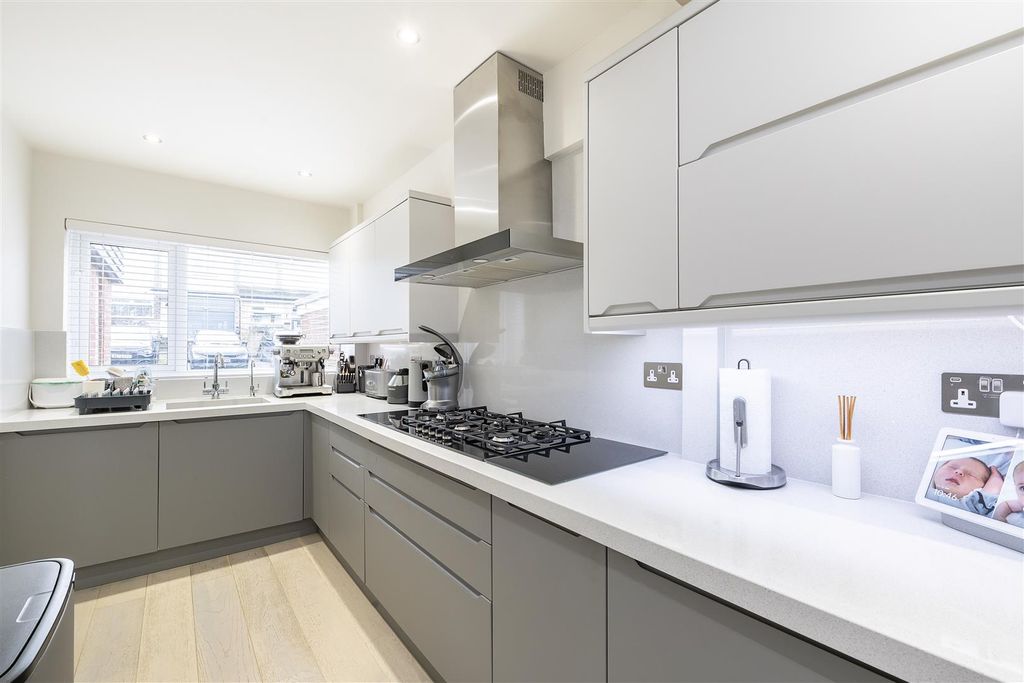 Property photo 2 of 12 2-Wendover-Close-06.Jpg