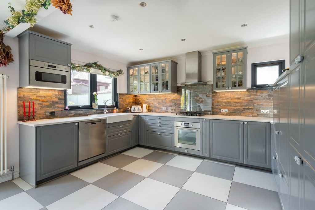 Property photo 3 of 49