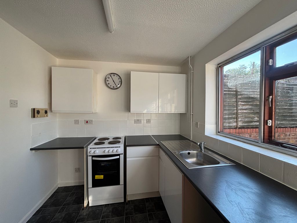 Property photo 3 of 8 Kitchen