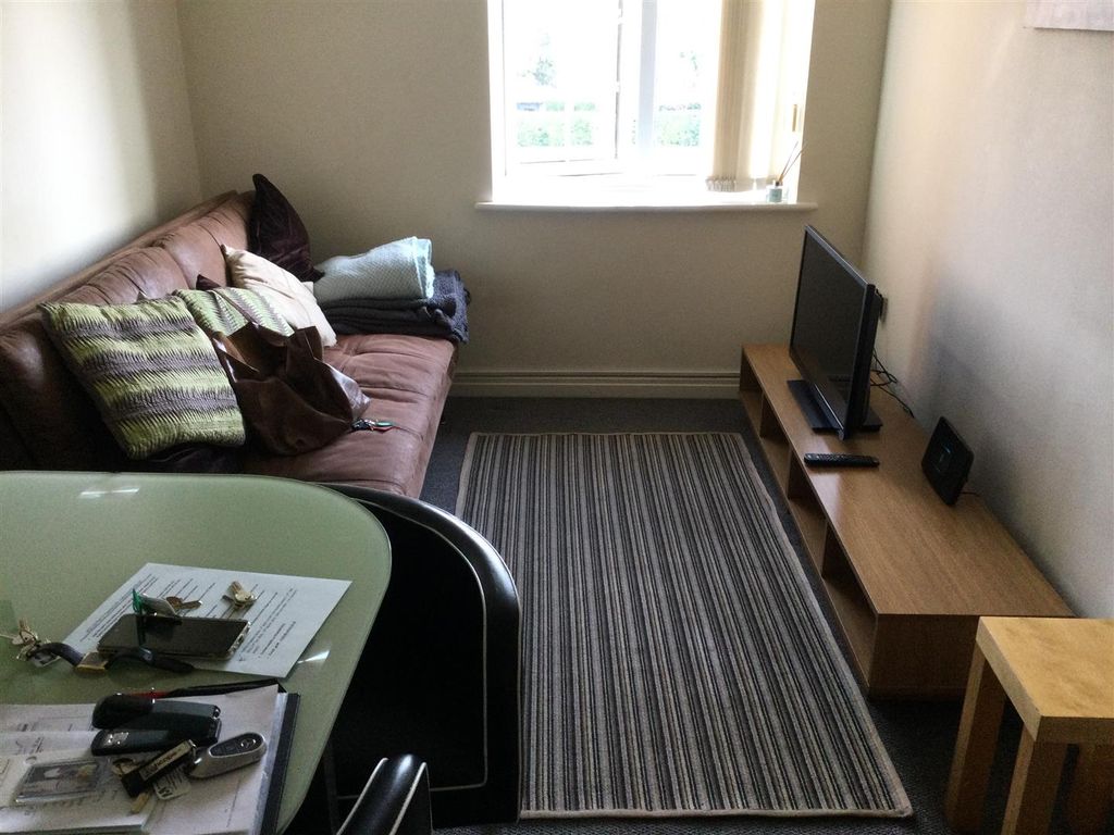 Property photo 3 of 8 Lounge