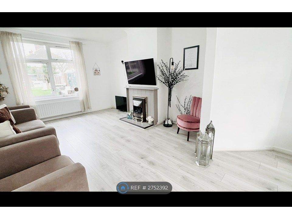 Property photo 3 of 17 Front Room (Door View)