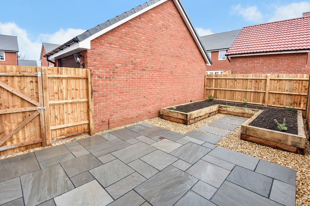 Property photo 2 of 15 Landscaped Garden