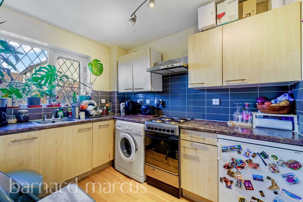 Property photo 3 of 8 Kitchen