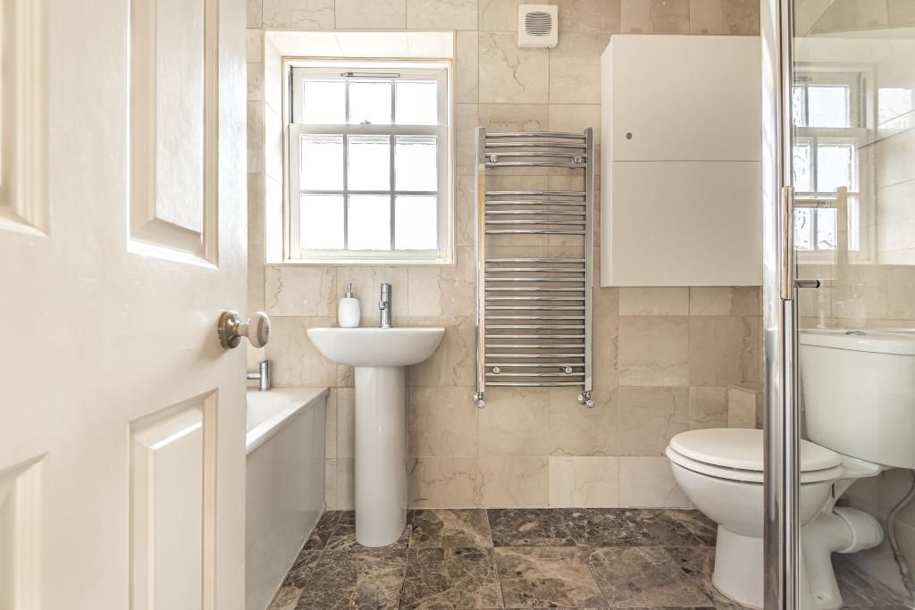 Property photo 2 of 10 Bathroom