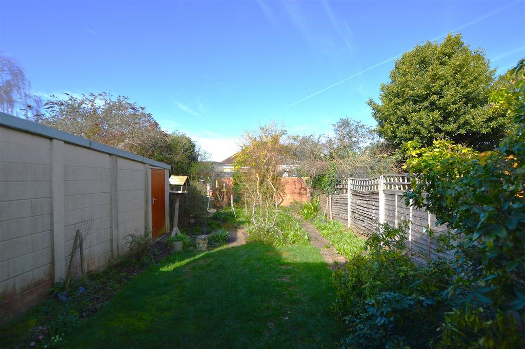 Property photo 3 of 8 26 Villiers Avenue Garden.Jpg