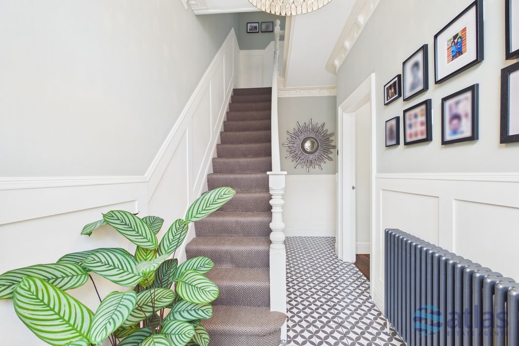 Property photo 2 of 17 Entrance Hallway