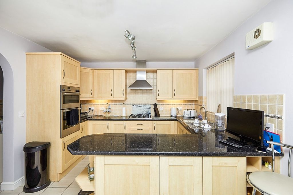 Property photo 3 of 8 Kitchen