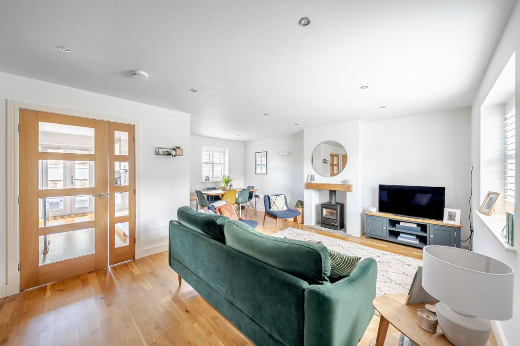 Property photo 2 of 27