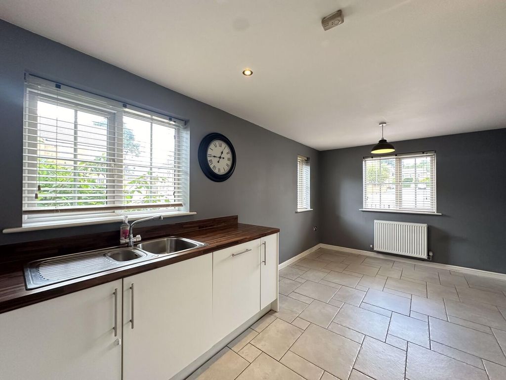 Property photo 3 of 17 Kitchen