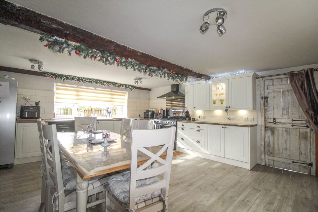 Property photo 2 of 16 Picture No. 11