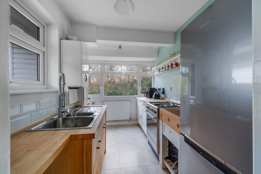 Property photo 3 of 14 06-A8Bd81876 - Propworld - Ns - 172 Meadow View Lo