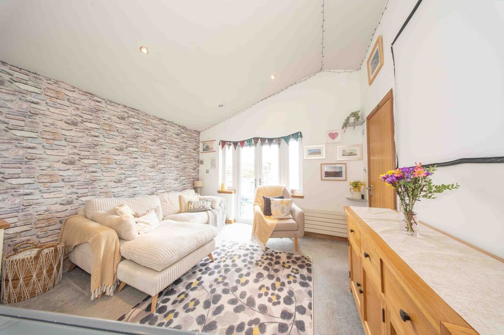 Property photo 3 of 36 Reception/Bedroom