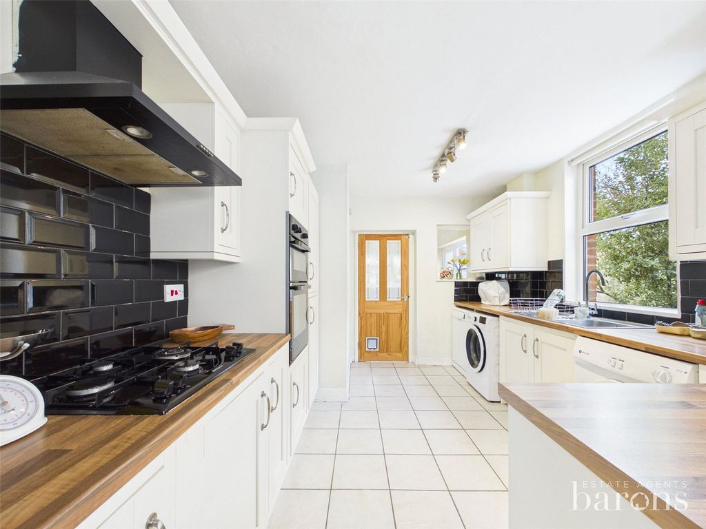 Property photo 3 of 18 Kitchen