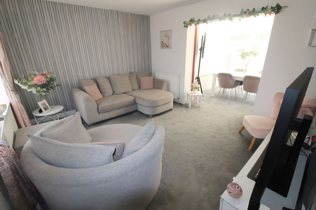 Property photo 2 of 17 Lounge