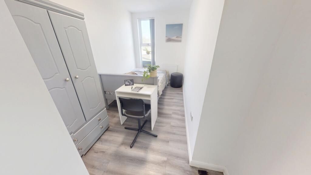 Property photo 3 of 12 A Bright And Tidy Single Bedroom Featuring A Light...