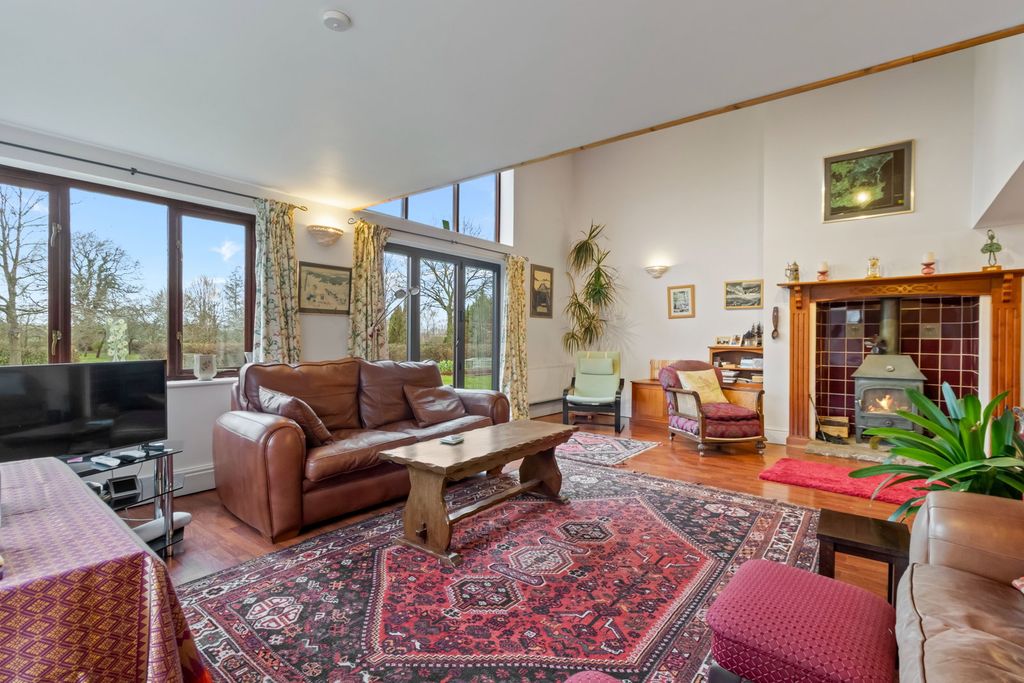 Property photo 2 of 33