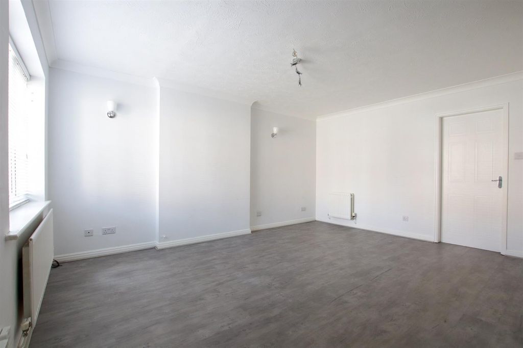 Property photo 2 of 15 Lounge