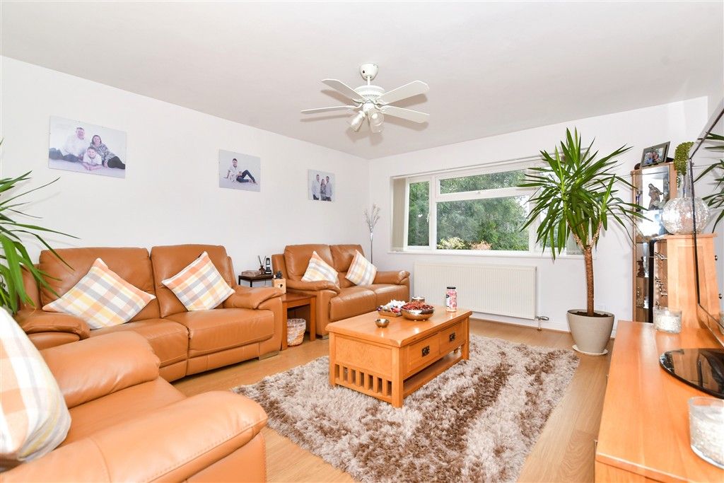 Property photo 1 of 11 Lounge