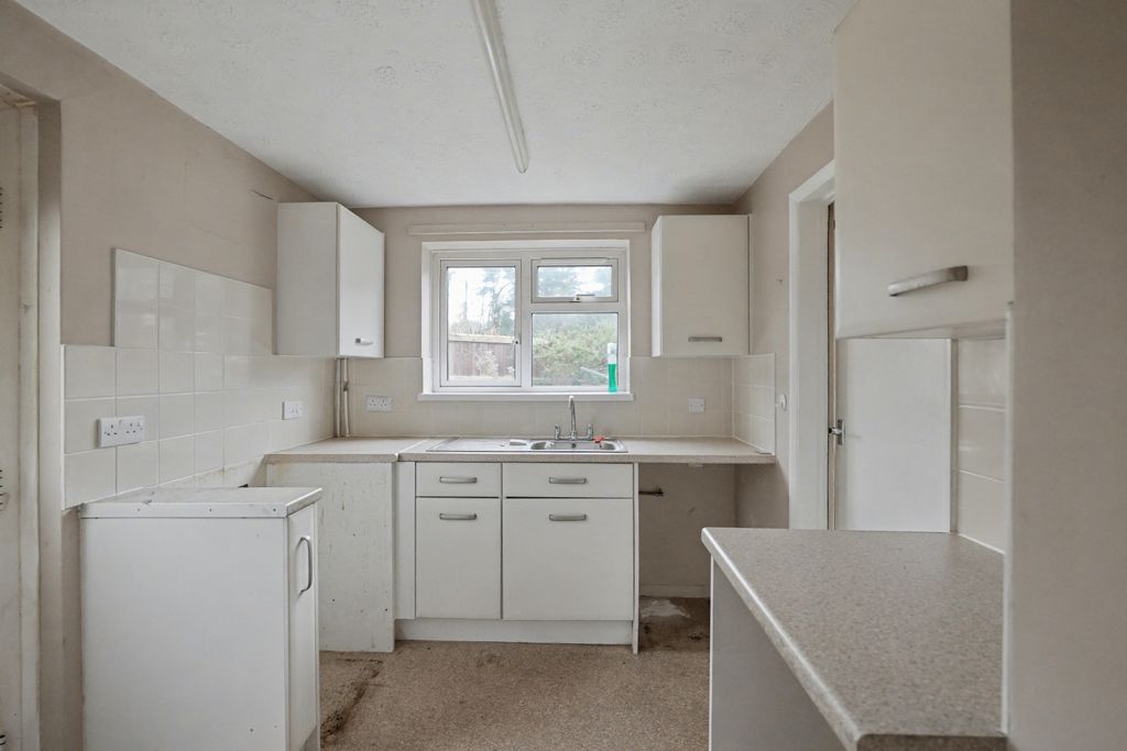 Property photo 2 of 15 75 Sutton Field, Whitehill, Bordon, Gu35 9Bs