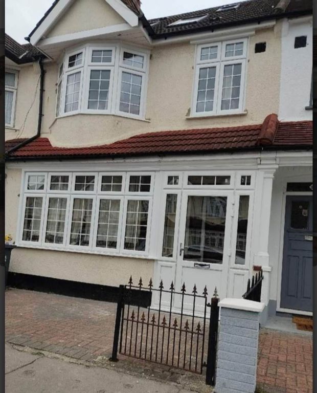 Property photo 1 of 8 Charming Terraced House With Classic Bay Windows...