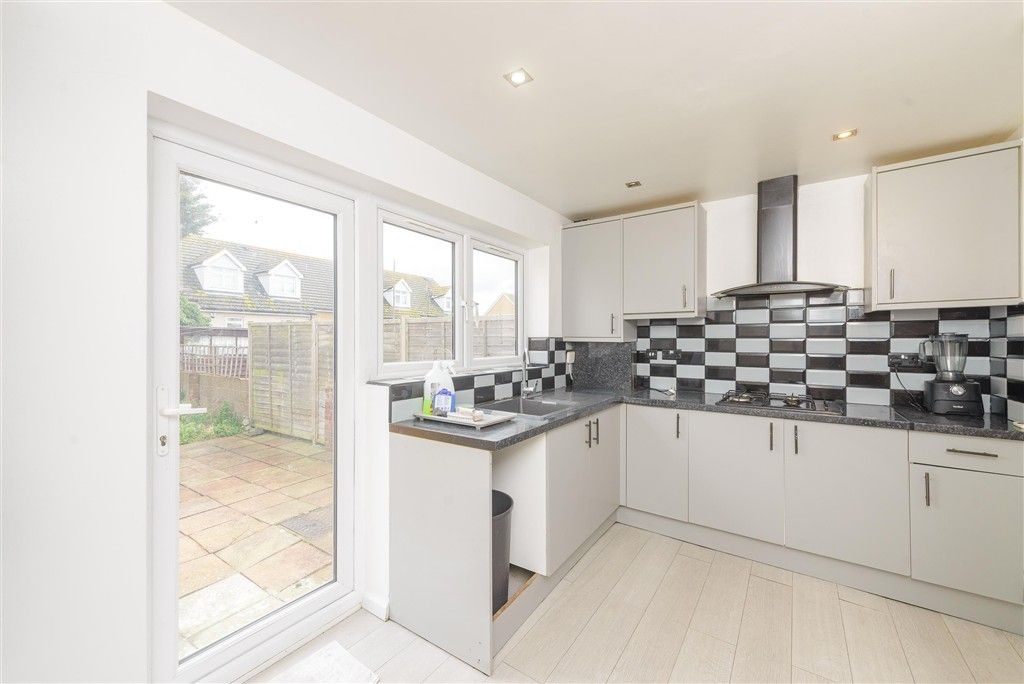 Property photo 2 of 8 Kitchen