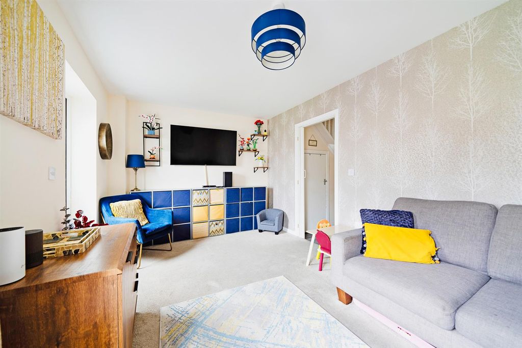 Property photo 3 of 17 Living Room