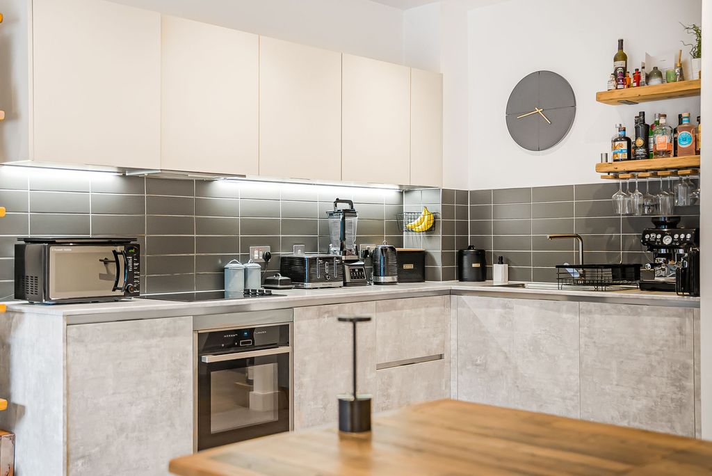 Property photo 2 of 37