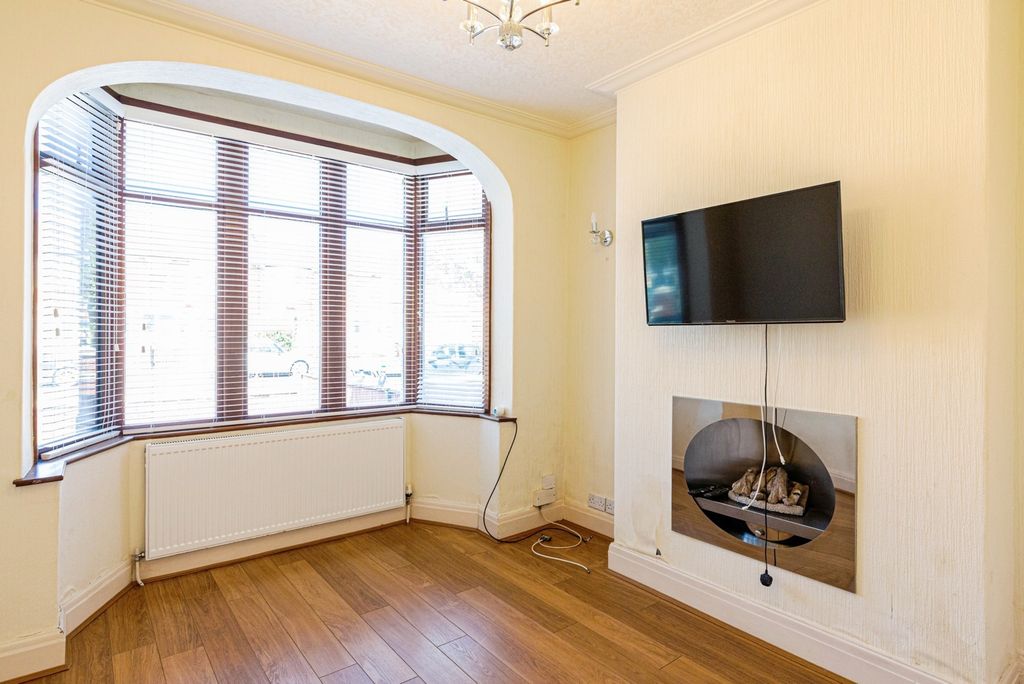 Property photo 2 of 17 Photo