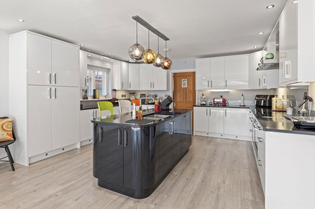 Property photo 3 of 42