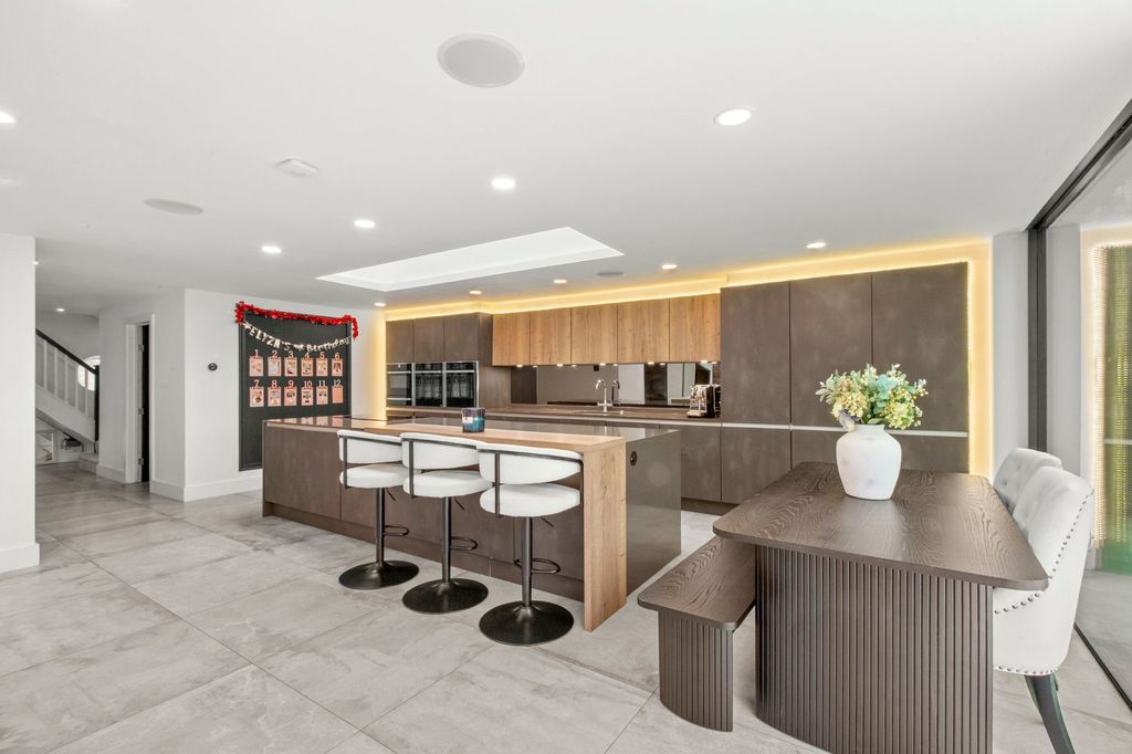 Property photo 2 of 11 Kitchen