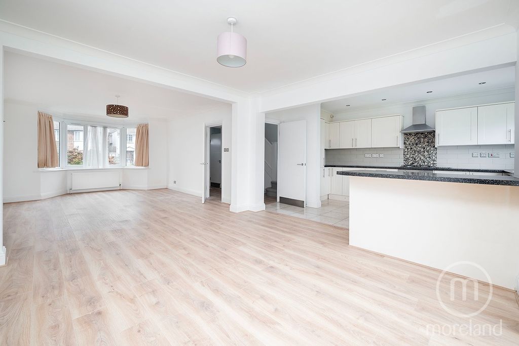 Property photo 2 of 14 4615571