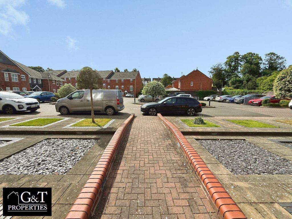 Property photo 2 of 12 Parking