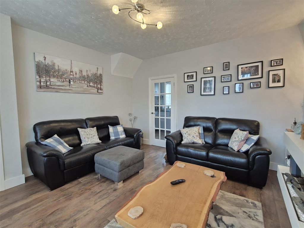 Property photo 3 of 17 Lounge