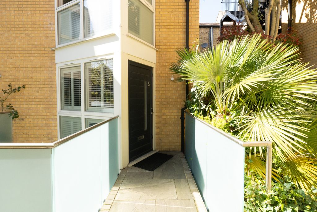 Property photo 2 of 21