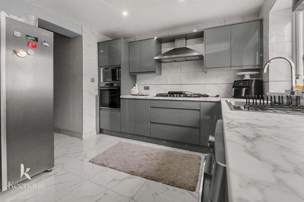 Property photo 2 of 28 Walverden Road-7.Jpg