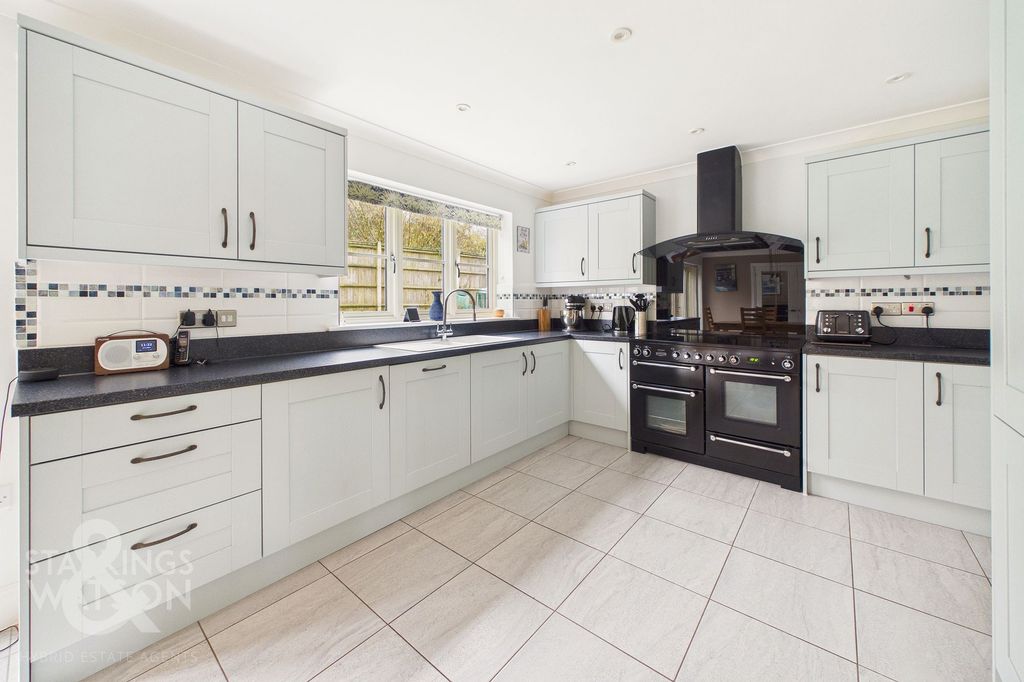 Property photo 2 of 32